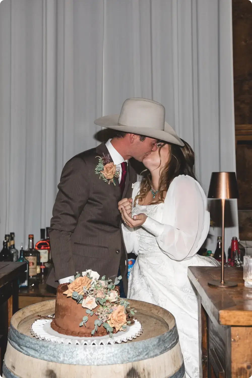 copper-collective-western-barn-wedding-cake-kiss-rounded-1000